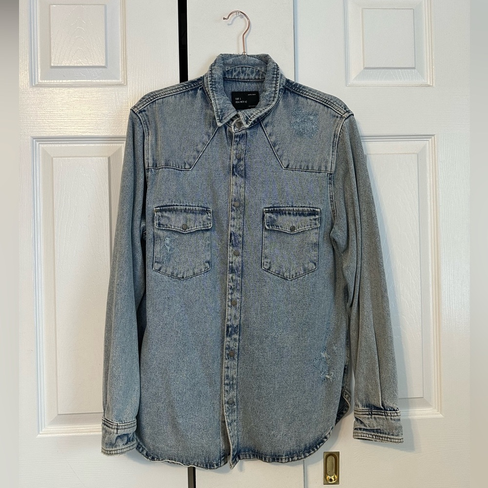 NWOT Zara Light Acid Wash Distressed Denim Jacket Size L